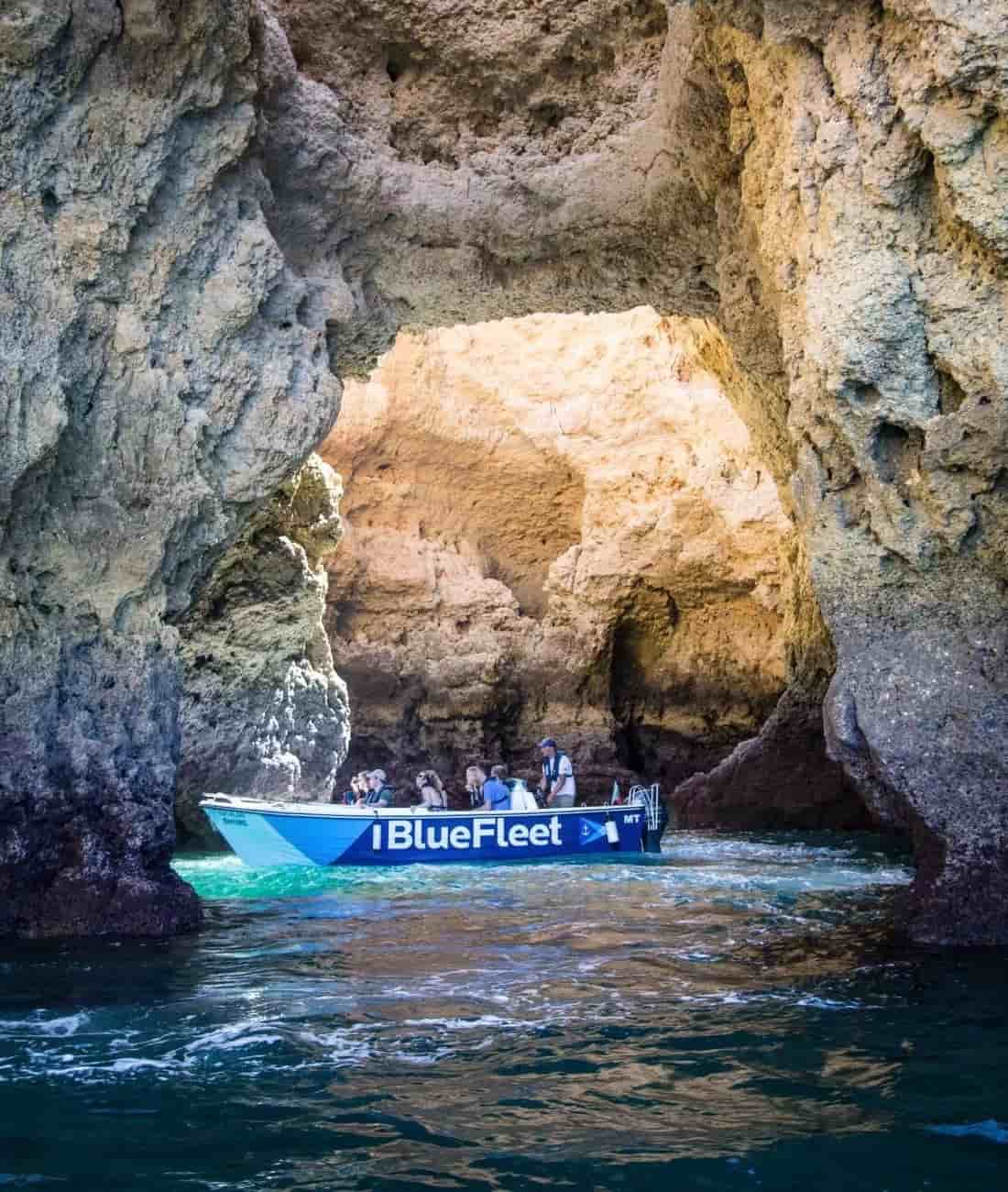 Bootsfahrt in einer Höhle in Lagos