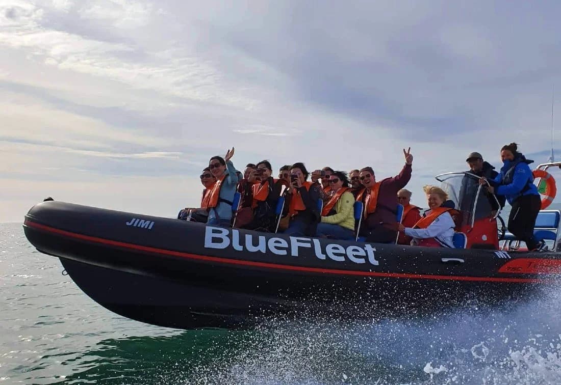Bluefleet-Boot mit Passagieren